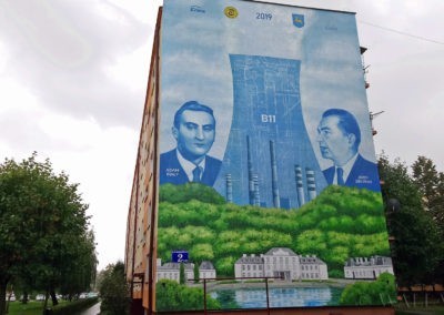 Mural artystyczny w Kozienicach - blok B11, Adam Biały, Józef Zieliński. Mural jest upamiętnieniem dwóch głównych postaci, które przyczyniły się do powstania elektrowni węglowej w Kozienicach.