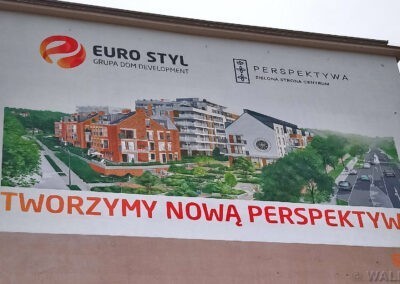 Mural reklamowy Gdańsk Łagiewniki. Mural wykonany na zlecenie dewelopera Euro Styl przestawia wizualizację nowego osiedla w Gdańsku. Na tej ścianie murale reklamowe są przemalowywane co kilka miesięcy.