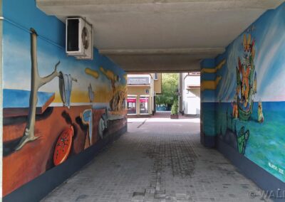 Murale wykonane w stylu malowideł Salvadora Dali. Malowidła zostały namalowane w przejściu pod budynkiem. Surrealistyczny i kolory styl muralu zachwyca przechodniów.