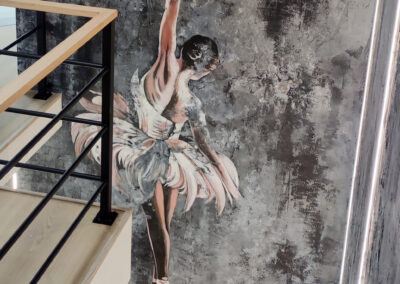 mural przy schodach - baletnica