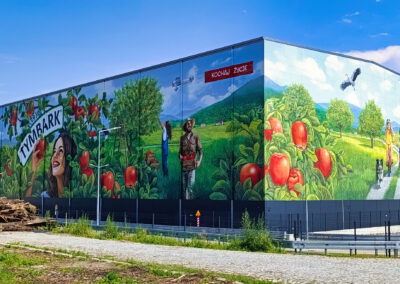 widok na obie ściany - epicki mural w Tymbarku