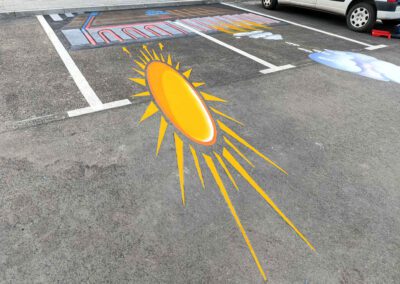 mural horyzontalny na parkingu - widok z drugiej strony
