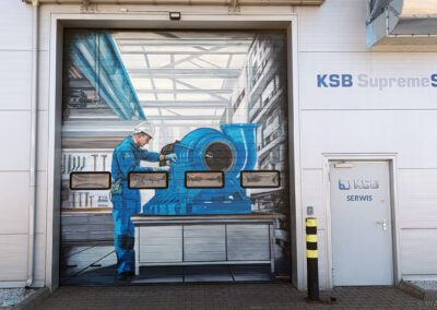lewa strona - mural na bramie hali serwisowej