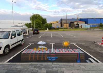mural horyzontalny na parkingu