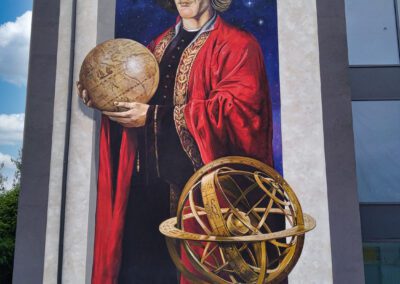 wykonany mural - Mikołaj Kopernik na ścianie szkoły podstawowej