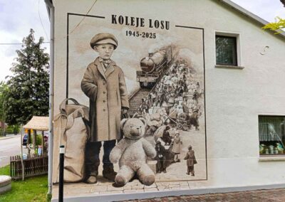 wykonany mural Koleje Losu w Piotrówce