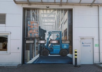 prawa strona - mural na bramie hali magazynowej