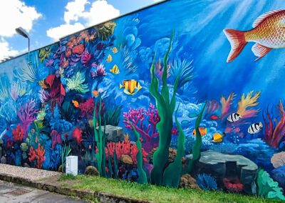 namalowana rafa koralowa - egzotyczne rybki namalowane na murze