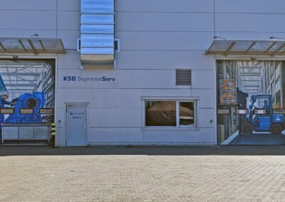 wykonane murale na metalowych powierzchniach hali