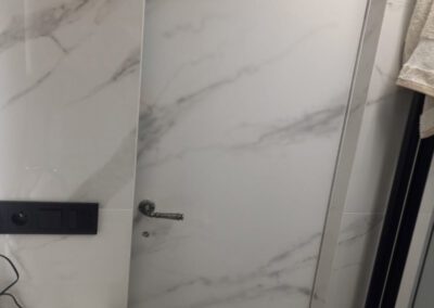 malowidło na ukrytych drzwiach