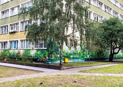 wykonany mural - kamienica przy ul. Bagno - rośliny i zwierzęta bagienne