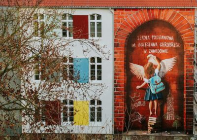 wykonany mural na szkole w Zawidowie