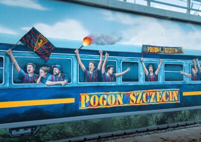 wykonany mural - pociąg z kibicami Pogoni Szczecin