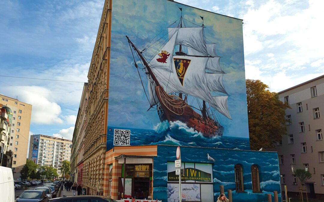 wykonany mural - galeon Dumy Pomorza, dzielnie pokonuje fale