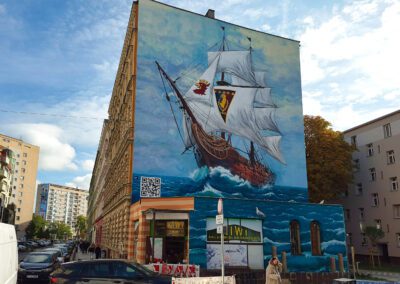 wykonany mural - galeon Dumy Pomorza, dzielnie pokonuje fale