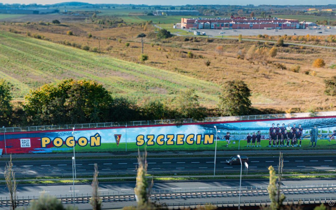 fragment muralu - stadion Pogoni szczecin - drużyna i Florian Krygier