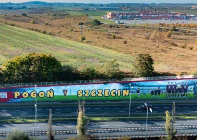 fragment muralu - stadion Pogoni szczecin - drużyna i Florian Krygier