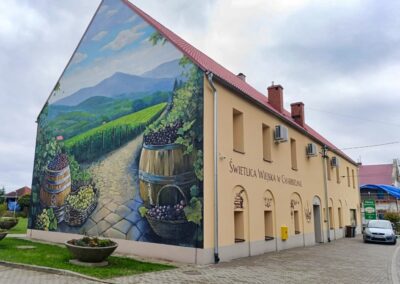 budynek świetlicy z muralami
