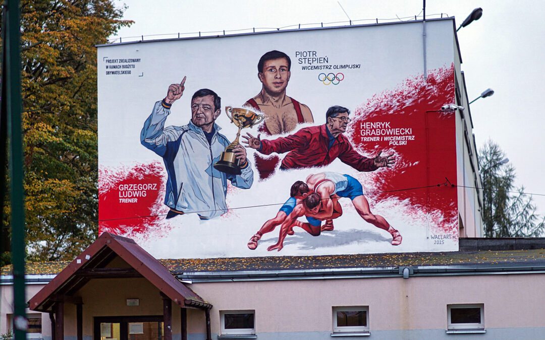 wykonany mural z zapaśnikami na szkole
