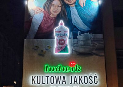 świecący mural reklamowy nocą