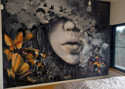 malowidło artystyczne w sypialni tworzy unikalny charakter wnętrza