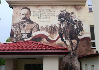 wykonany mural rocznicowy na szkole w Markach
