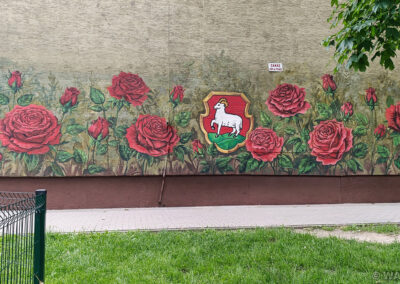 wykonany mural - aleja róż, herb miasta